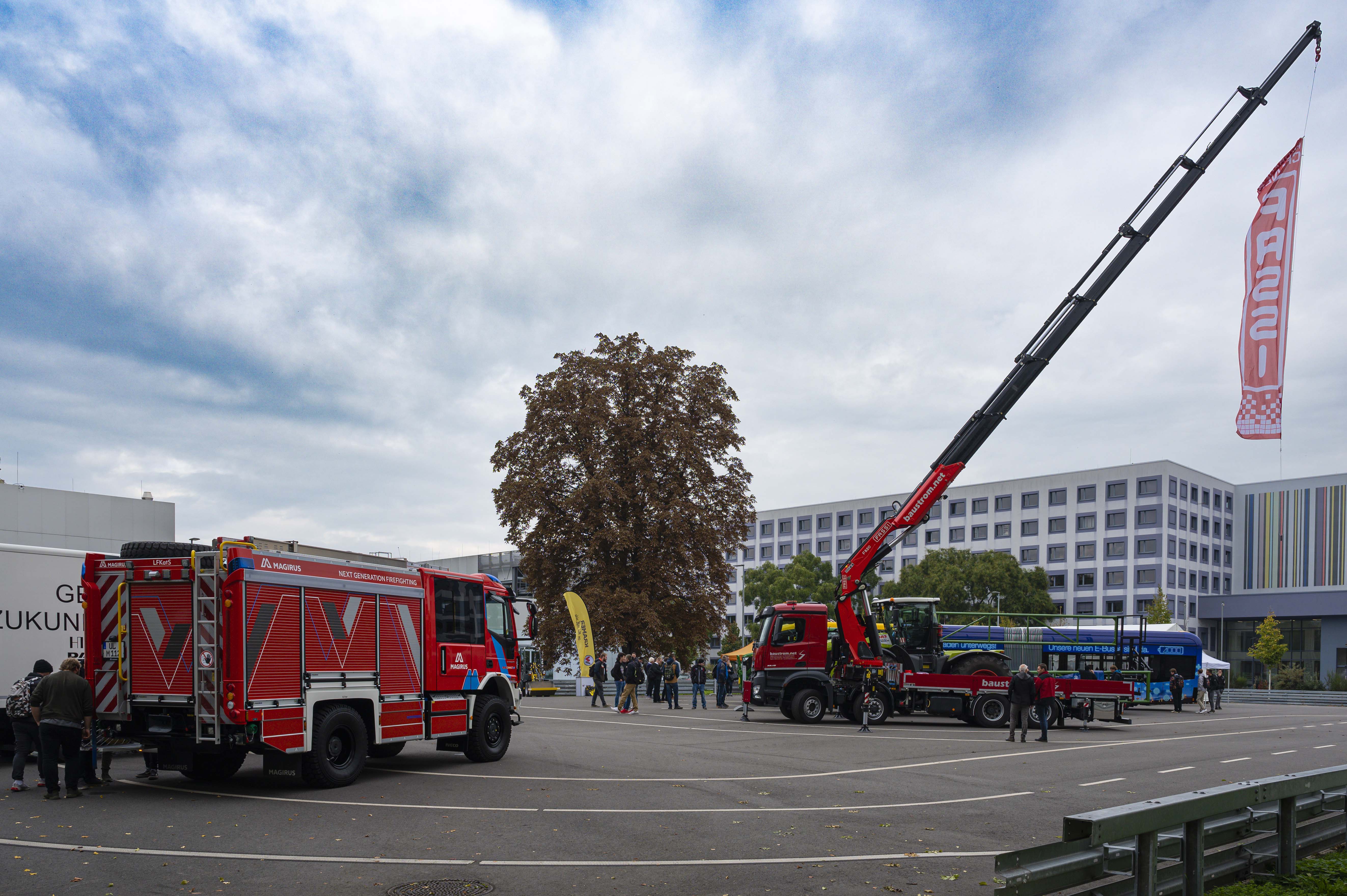 Feuerwehr und Ladekran auf der Ausstellungsfläche