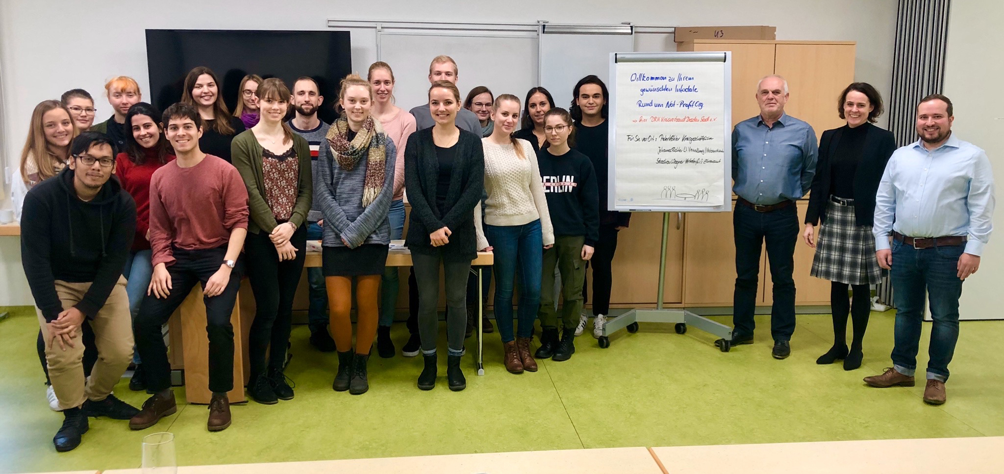 Gruppenfoto von Studierenden der Fakultät Wirtschaftswissenschaften beim Kreisverband Deutsches Rotes Kreuz Dresden e.V.