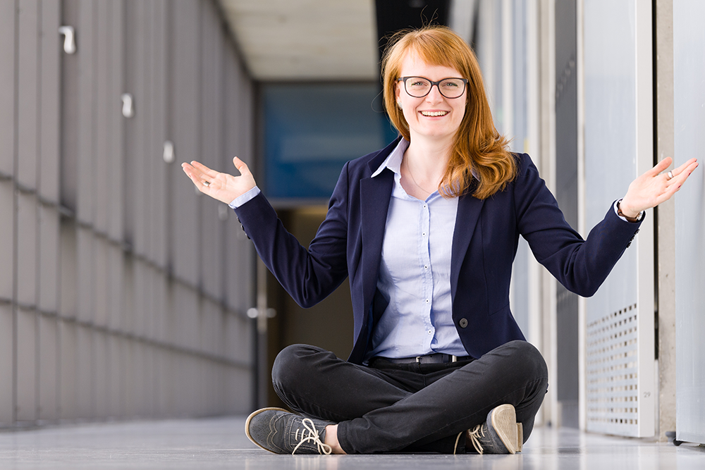 Claudia Höfel im Durchgang zum N-Gebäude