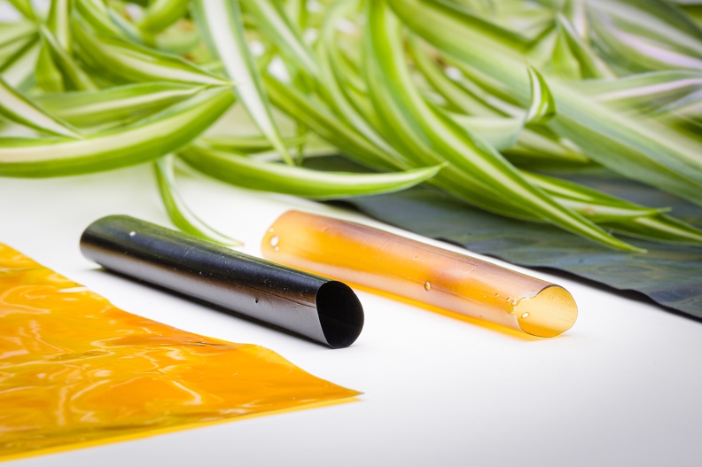 Die Abbildung zeigt Biomaterialien in Form von Röllchen ähnlich eines Kunststoffs