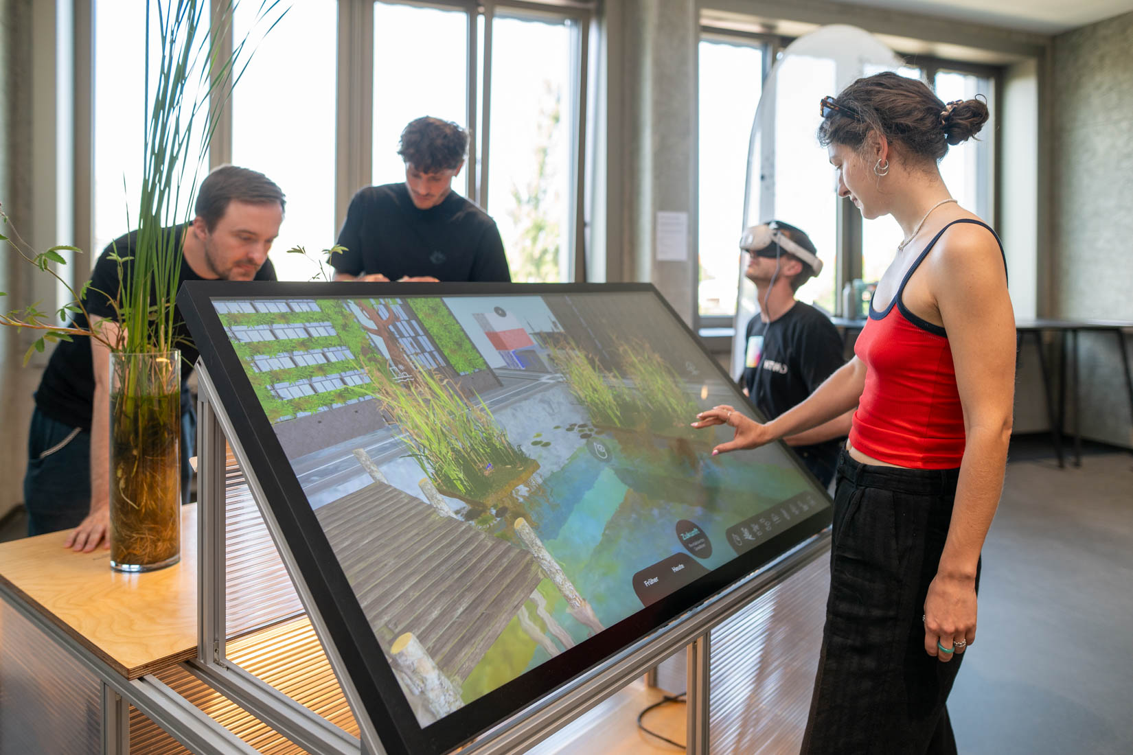 Vier Personen am interaktiven Vermittlungstool