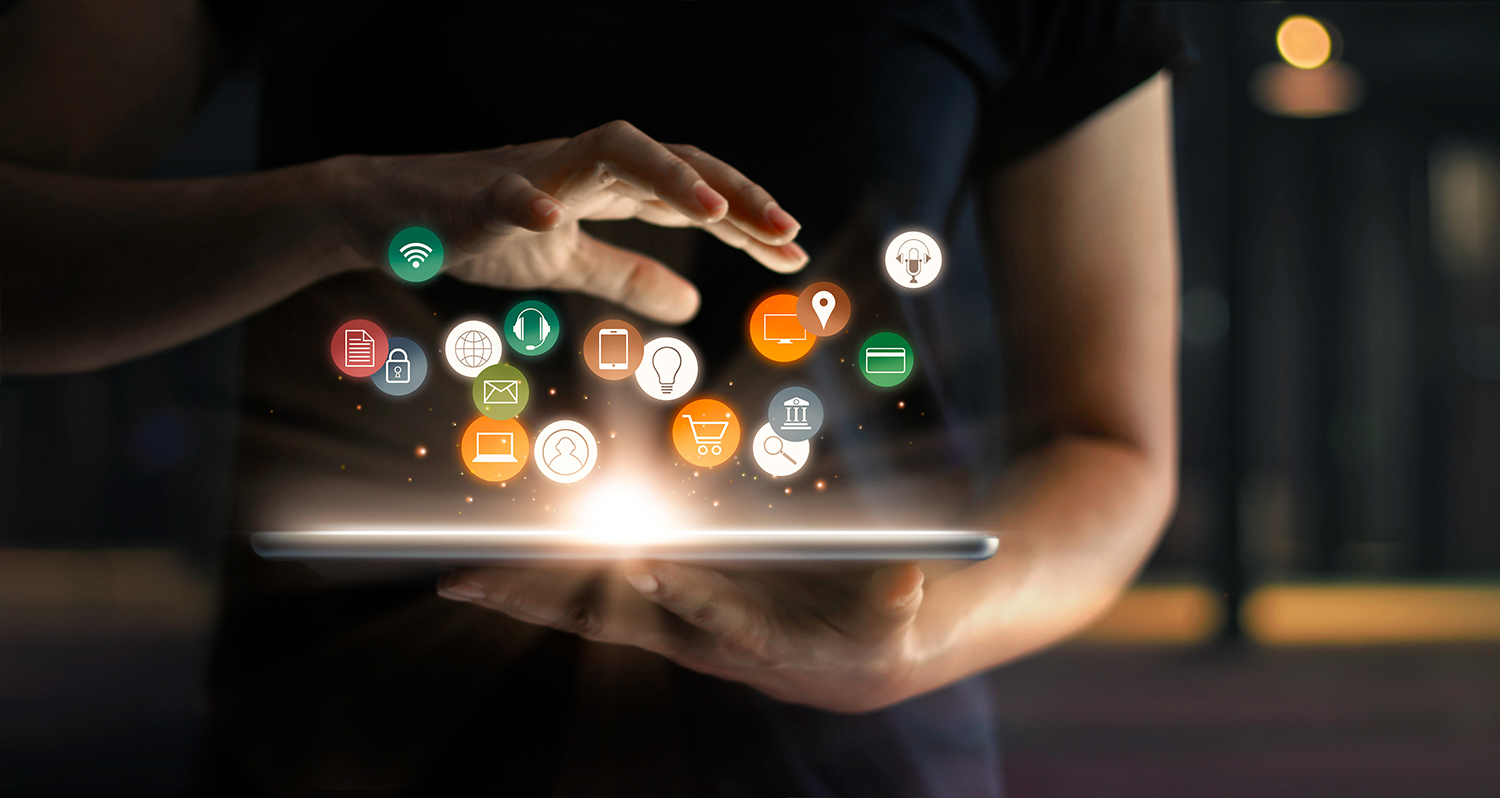 [Translate to English:] Laptop mit verschiedenen Icons aus Wirtschaft und Gesellschaft