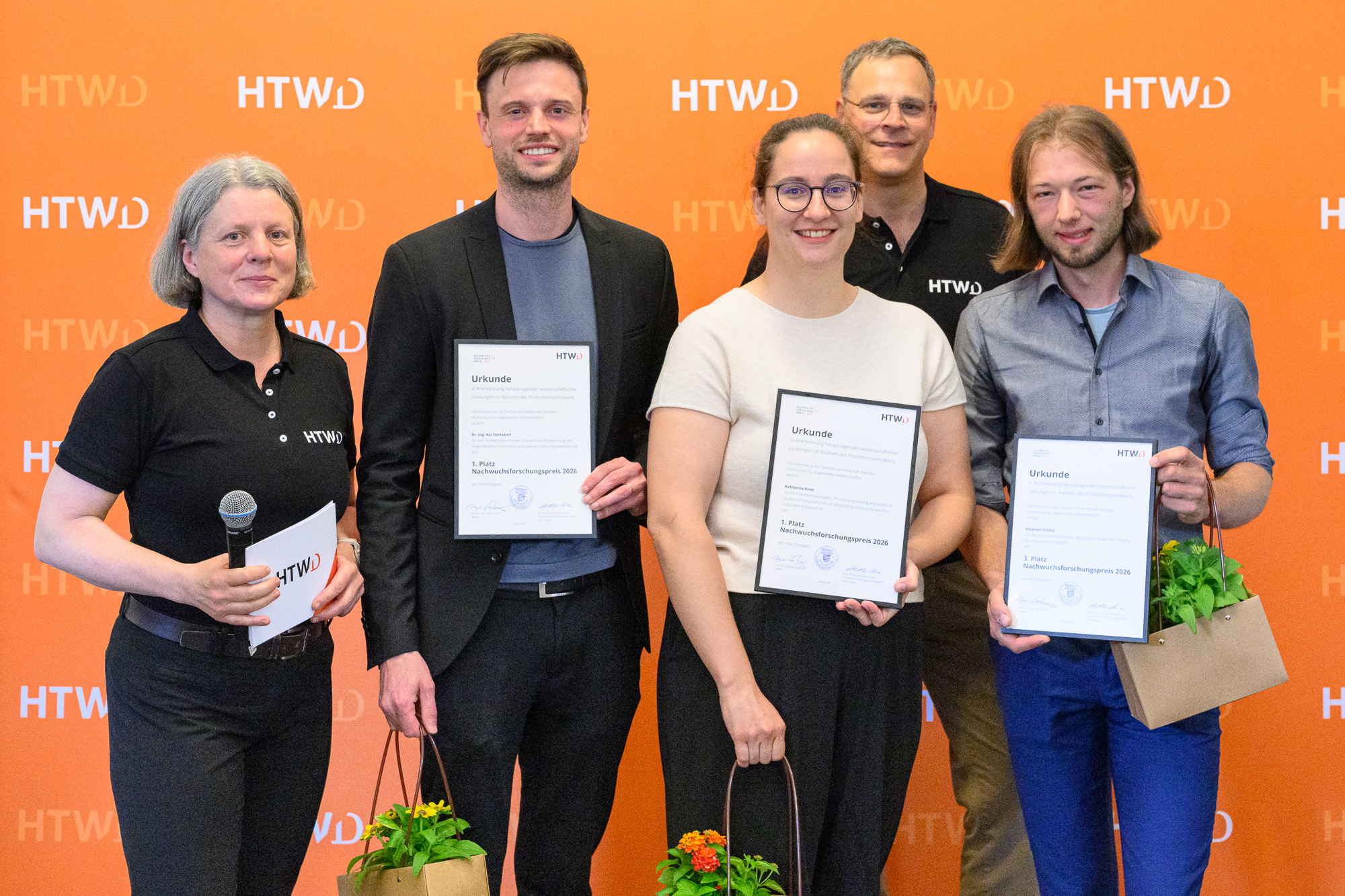 Die Finalist*innen mit Rektor Gestring und Prorektorin Harre