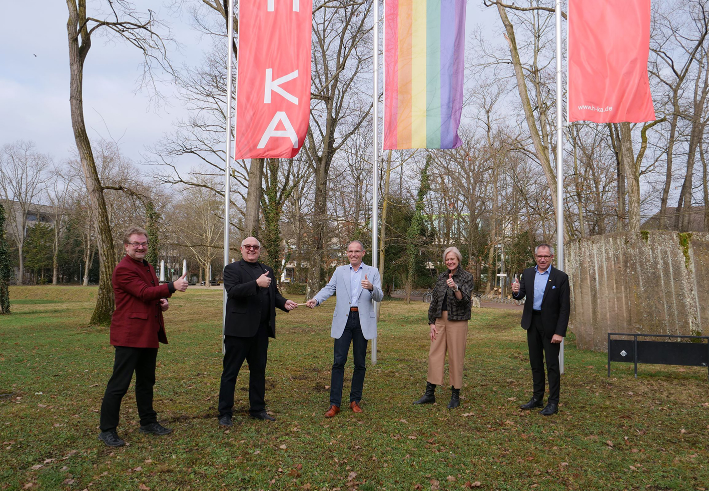 [Translate to English:] : Prof. Dr. Ralph Stengler gibt als scheidender Sprecher der HAWtech symbolisch den Staffelstab an Prof. Dr.-Ing. Frank Artinger als neuen Sprecher des Hochschulbündnisses weiter. V. l. n. r.: Prof. Dr. Carsten Busch, Präsident HTW Berlin, Prof. Dr. Ralph Stengler, Präsident HS Darmstadt, Prof. Dr. Frank Artinger, Rektor HKA, Prof. Dr. Katrin Salchert, Rektorin HTW Dresden, Prof. Christof Wolfmaier, Rektor HS Esslingen