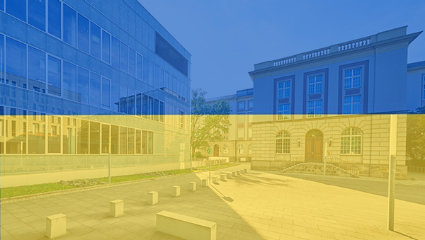 [Translate to English:] Campus HTW Dresden mit ukrainischer Flagge