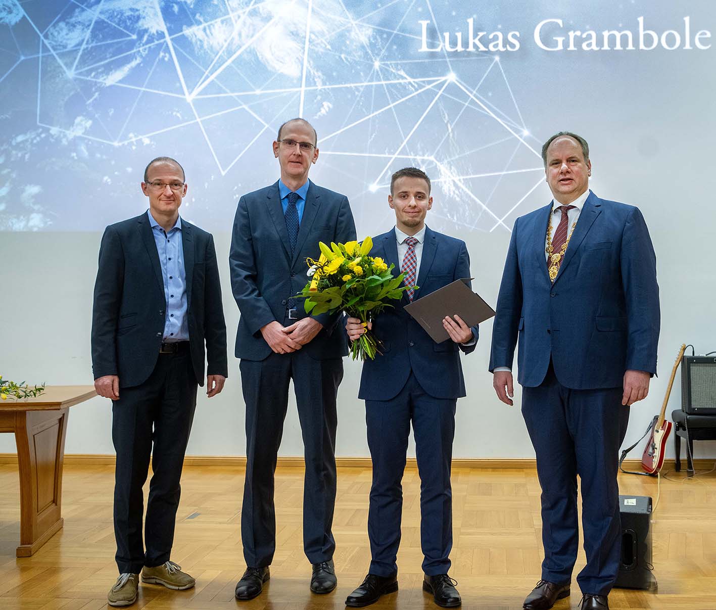 Lukas Grambole wurde am Samstag mit dem Dresden Excellence Award augezeichnet. Auf dem Bild v.l.n.r.: Dr. Robert Franke, Prof. Christoph Mayer, Lukas Grambole, Oberbürgermeister Dirk Hilbert