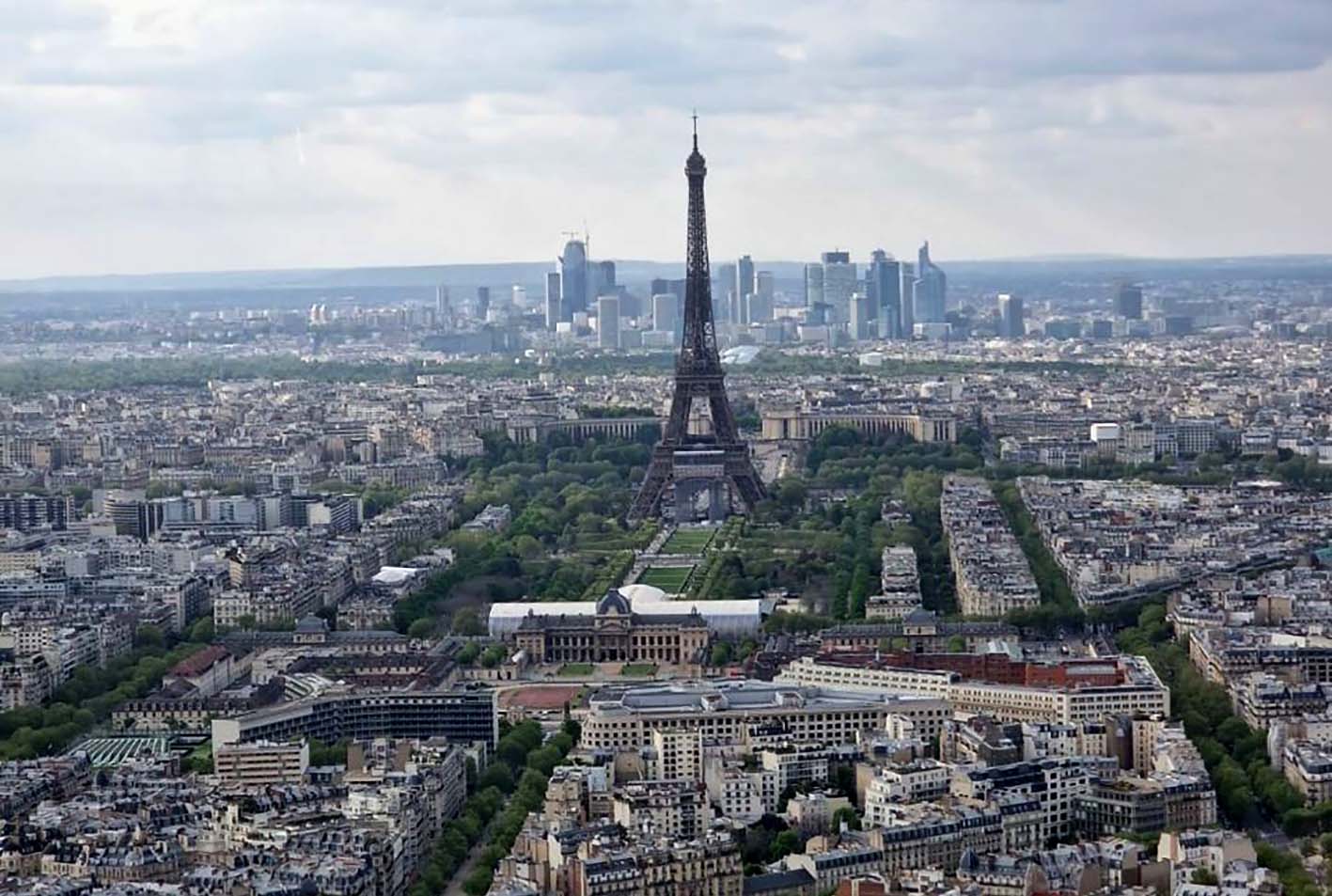 [Translate to English:] Blick auf Paris mit Eifelturm