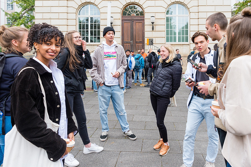 Studierende auf dem Bibliotheks-Vorplatz am Hauptcampus Dresden