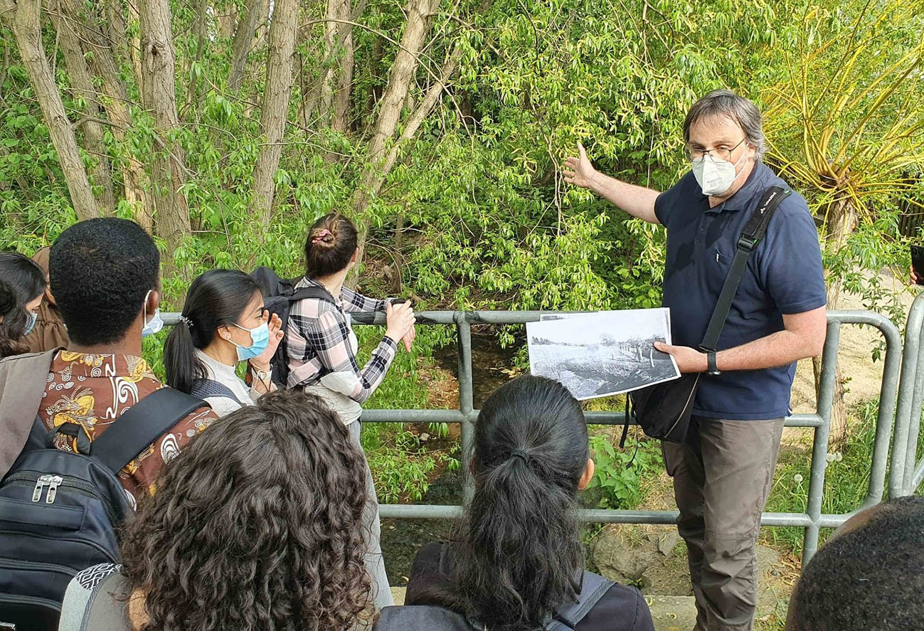 Prof. Günther mit Studierenden am Kaitzbach