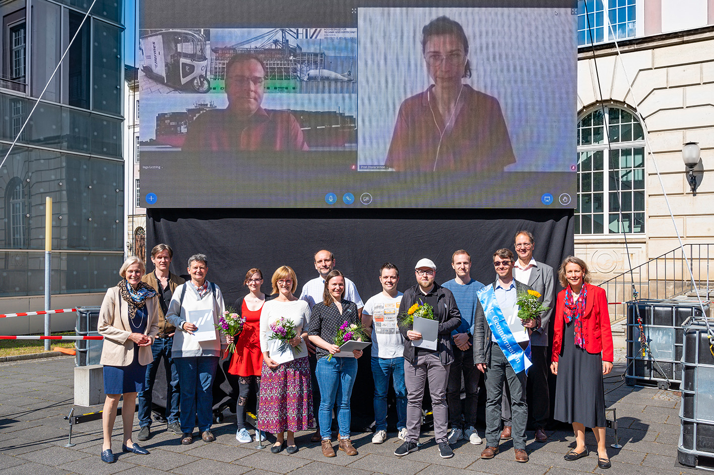 Gruppenbild der Preisträger*innen und Laudator*innen