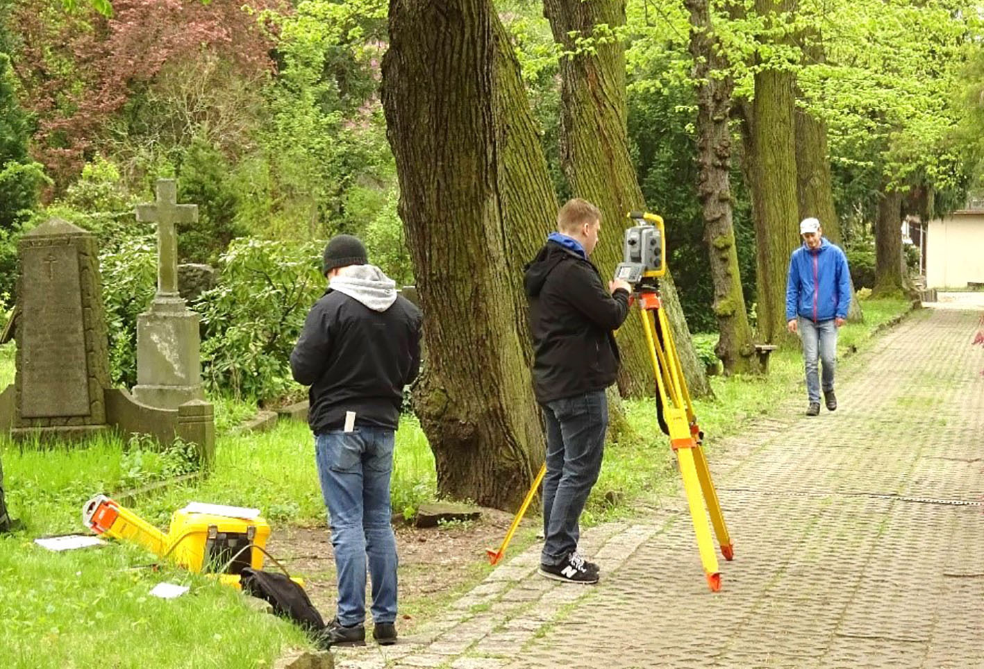 Studierende der Geoinformation der HTW Dresden bei Vermessungsarbeiten auf dem St-Pauli-Friedhof