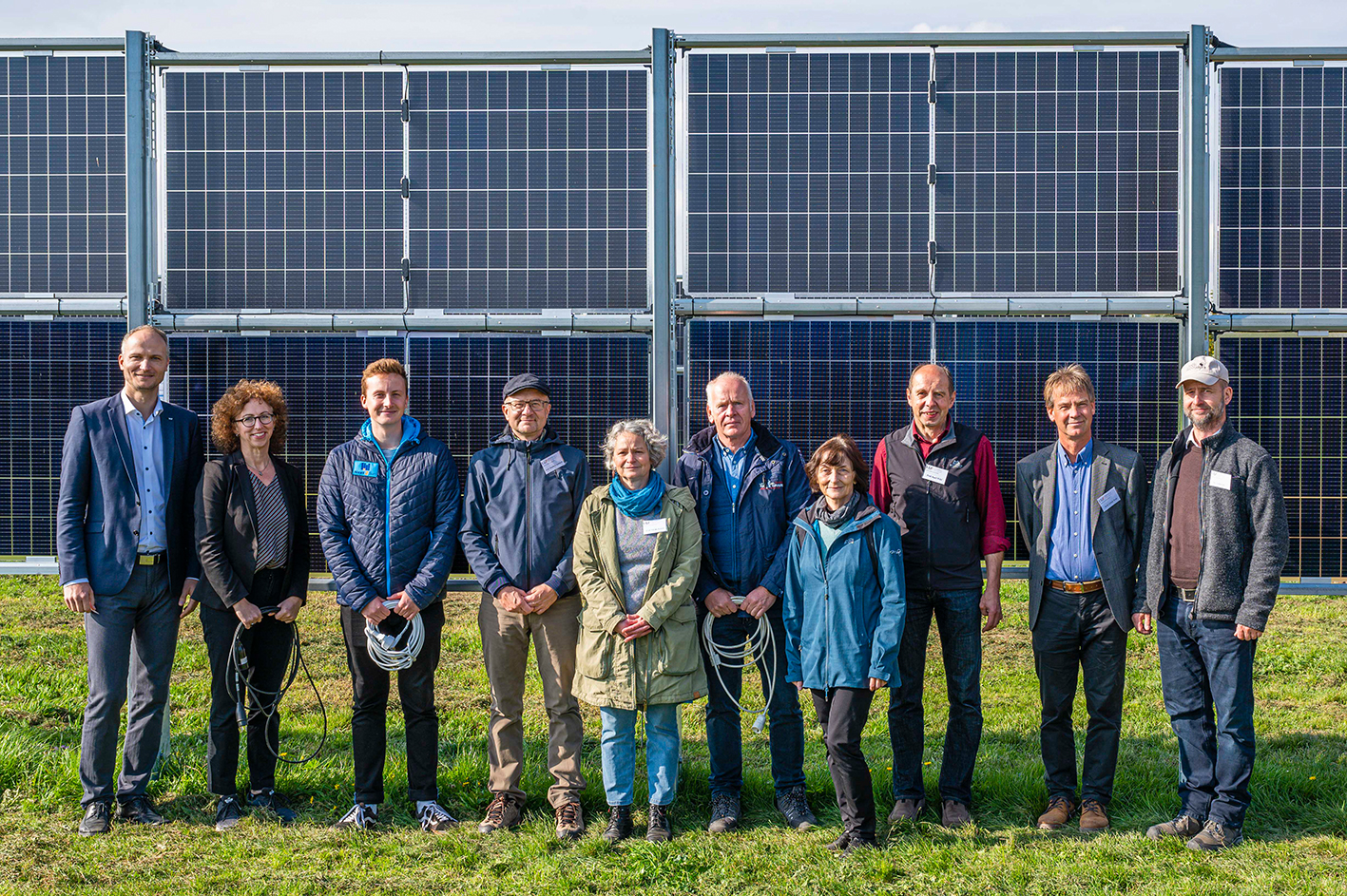 Gruppenbild vor der Agri-PV Anlage