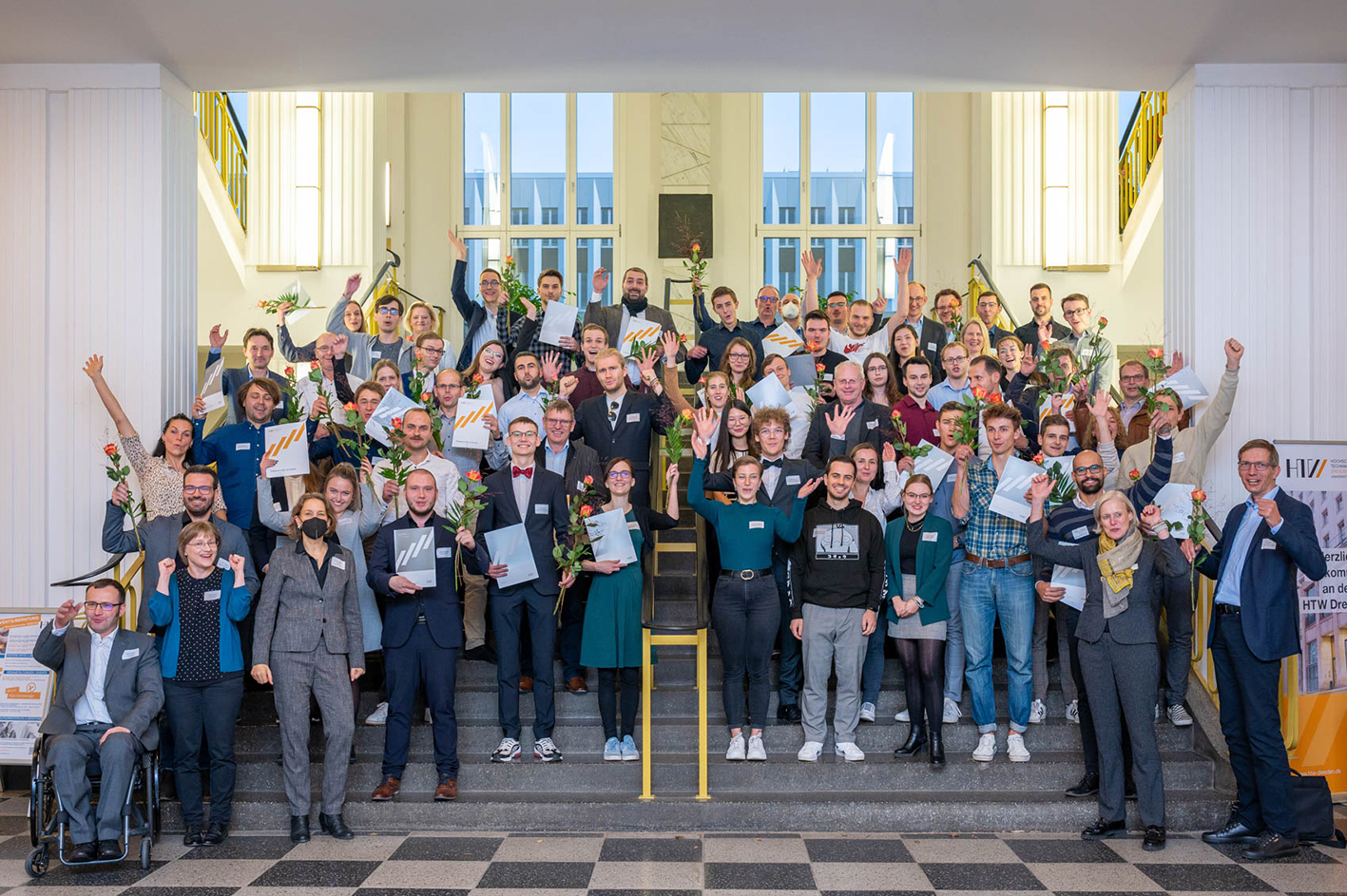 Alle Förderer und Stipendiaten des Deutschlandstipendium auf der Treppe im Foyer