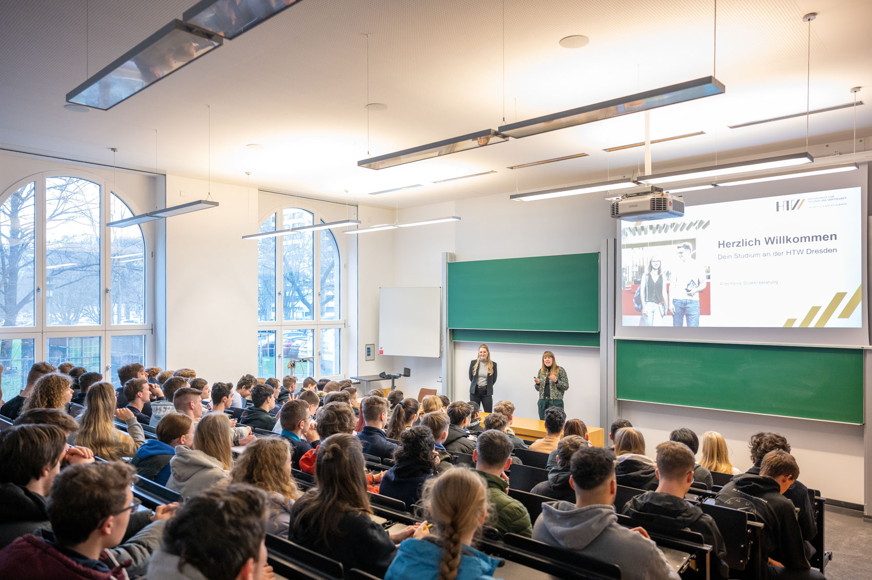 Blick in den vollen Hörsaal