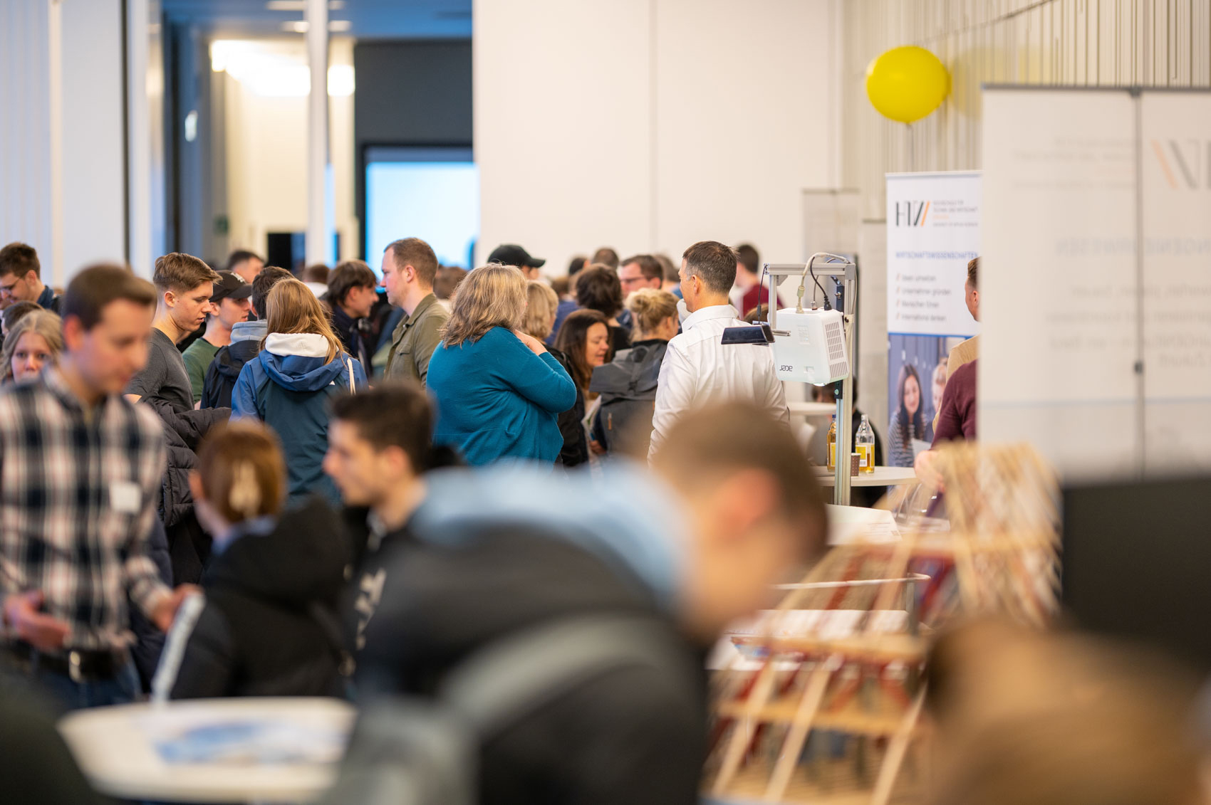 Viele Interessierte stehen im Gebäude Z um sich zum Studium zu informieren