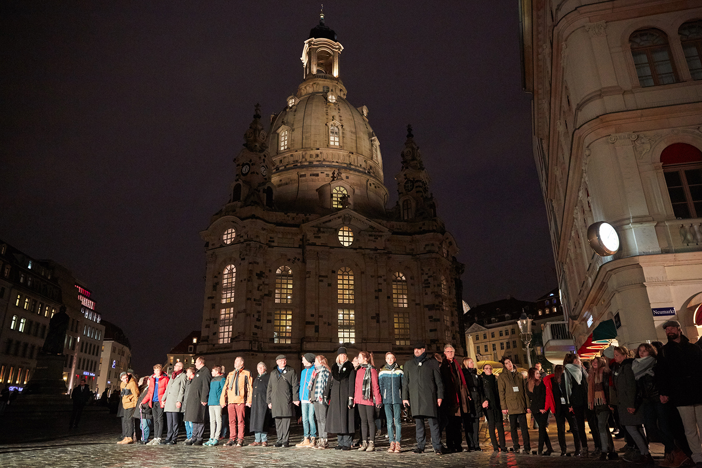 [Translate to English:] Menschenkette vor der Frauenkirche