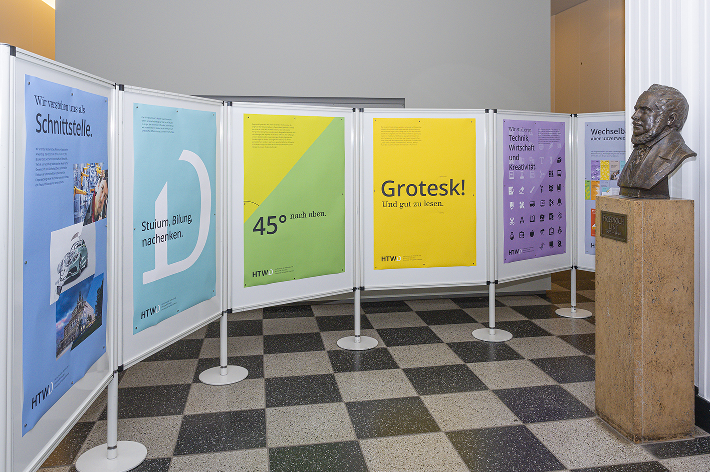 Blick auf die Plakatausstellung