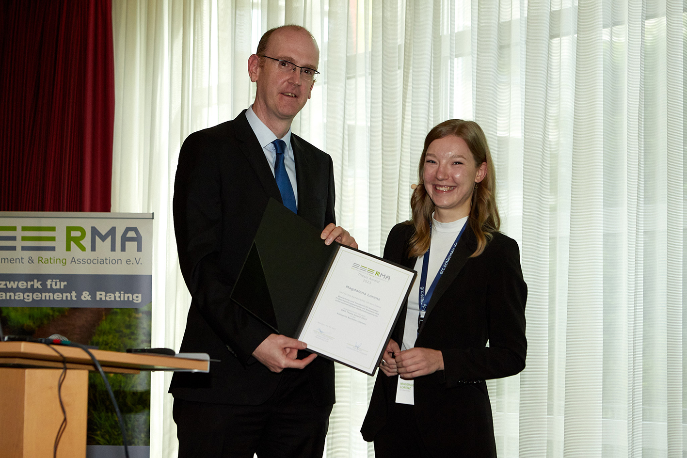 Prof. Mayer überreicht die Urkunde an Magdalena Lorenz