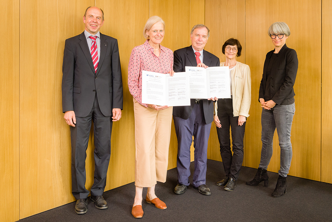 Menschen mit einer Urkunde in der Hand