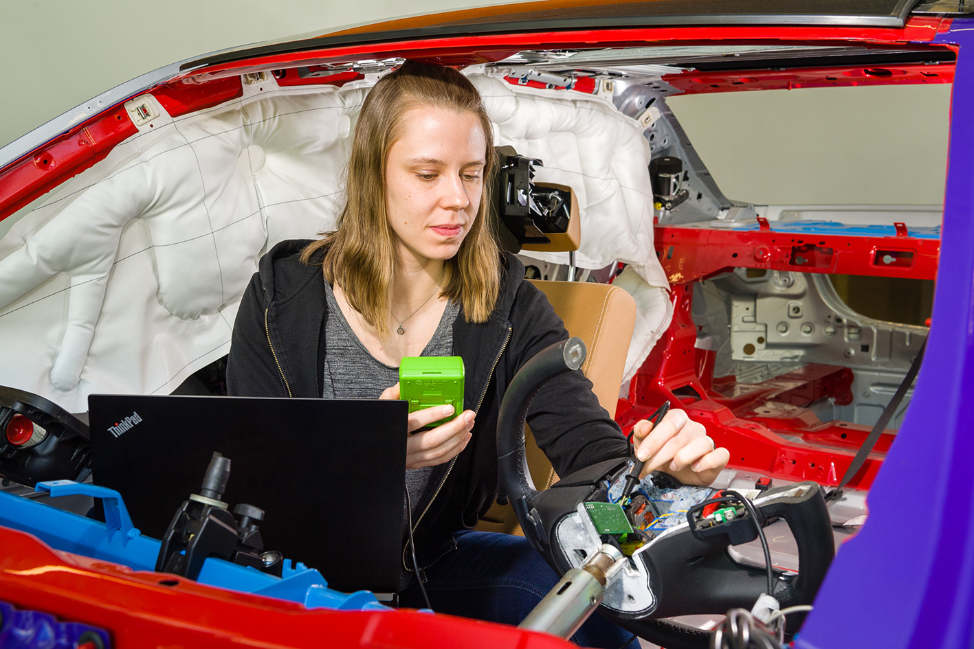 Junge Frau in Autokarosserie