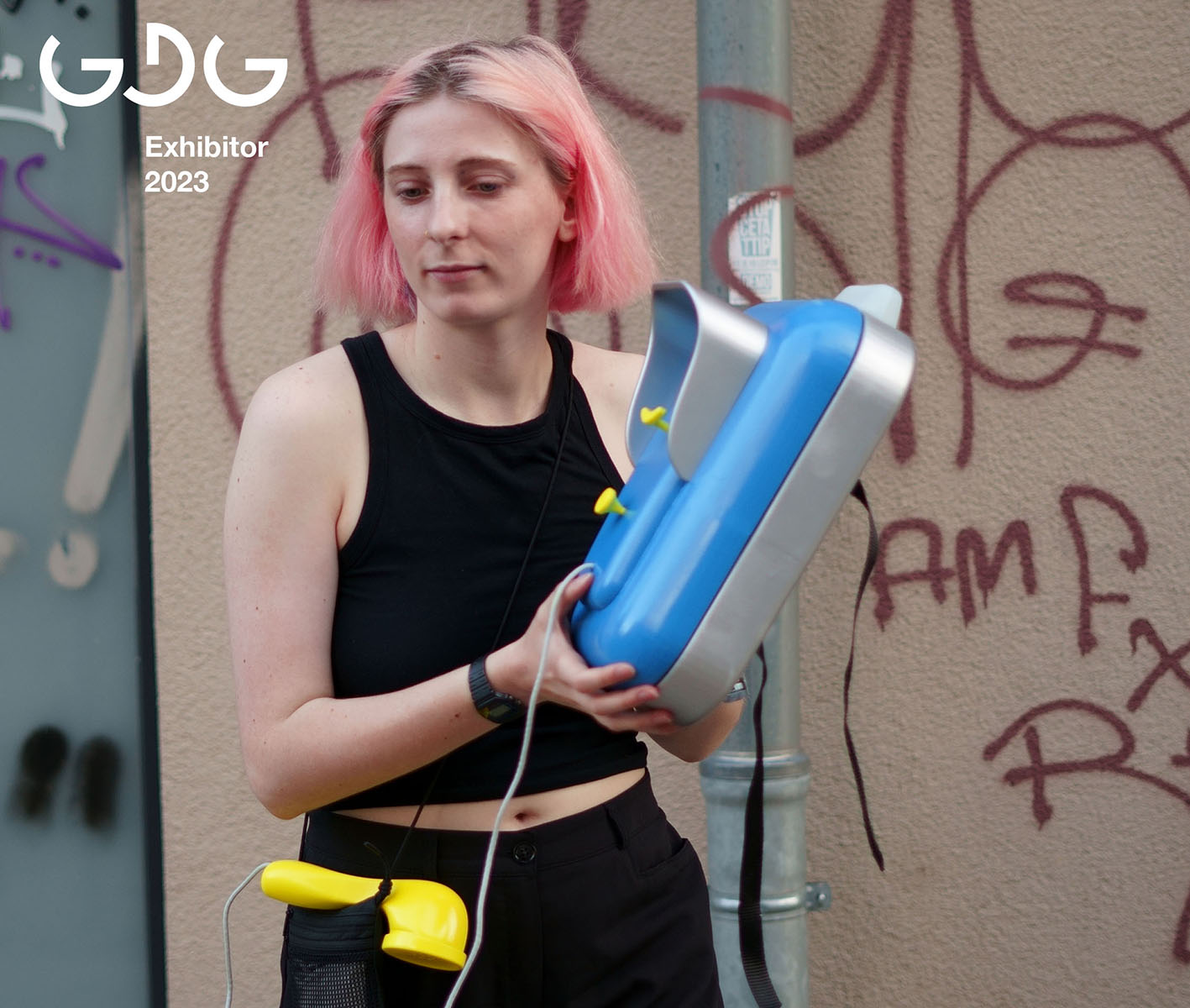 Anna Schneider mit ihrer Abschlussarbeit, dem „Polizeinotruftelefon“.