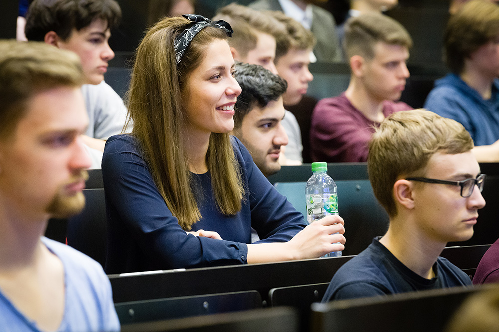 Studierende im Hörsaal schauen nach vorn