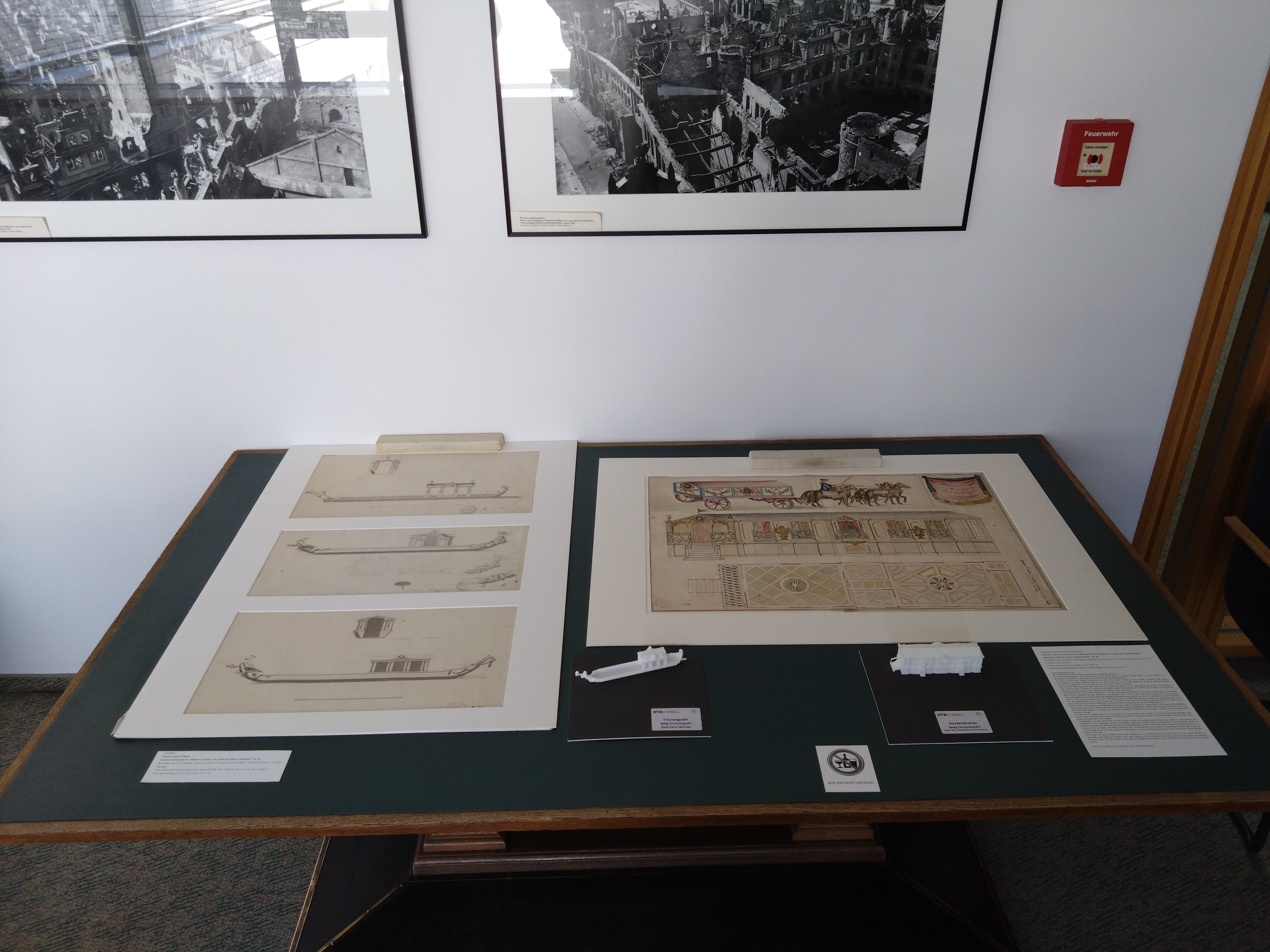 historische Zeichnungen in einer Vitrine
