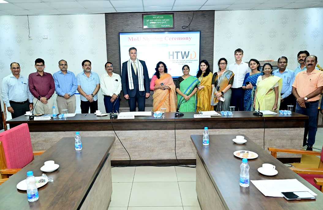 Prof. Sasmita Samanta, Vice Chancellor of KIIT, and Prof. Ingo Gestring, Dean of Studies at the Faculty of Business and Economics, signed the cooperation agreement.