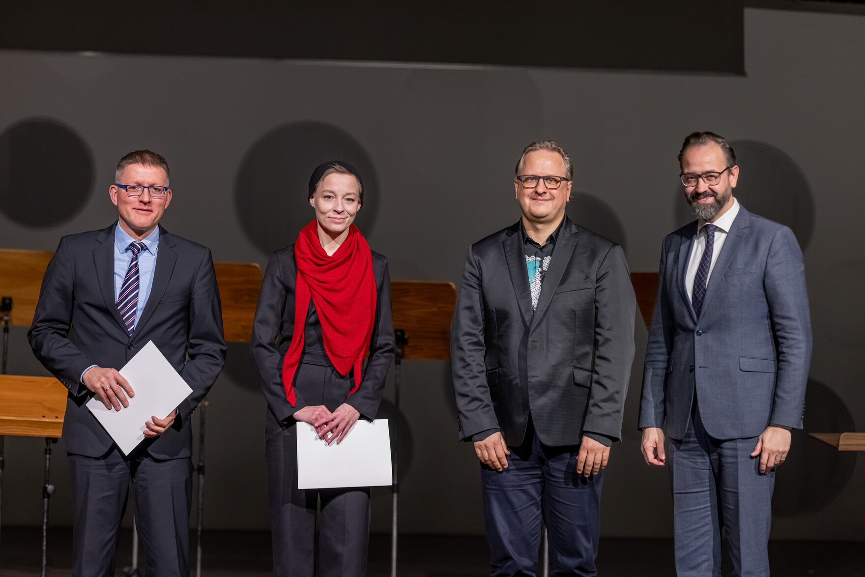 Preisträger des Lehrpreises 2023 Prof. Dr. Torsten Gonschorek von der HTW Dresden, Dr. Sylvia Jurchen von der TU Chemnitz und Olaf Katzer von der Hochschule für Musik Dresden (v.l.) mit Wissenschaftsminister Sebastian Gemkow