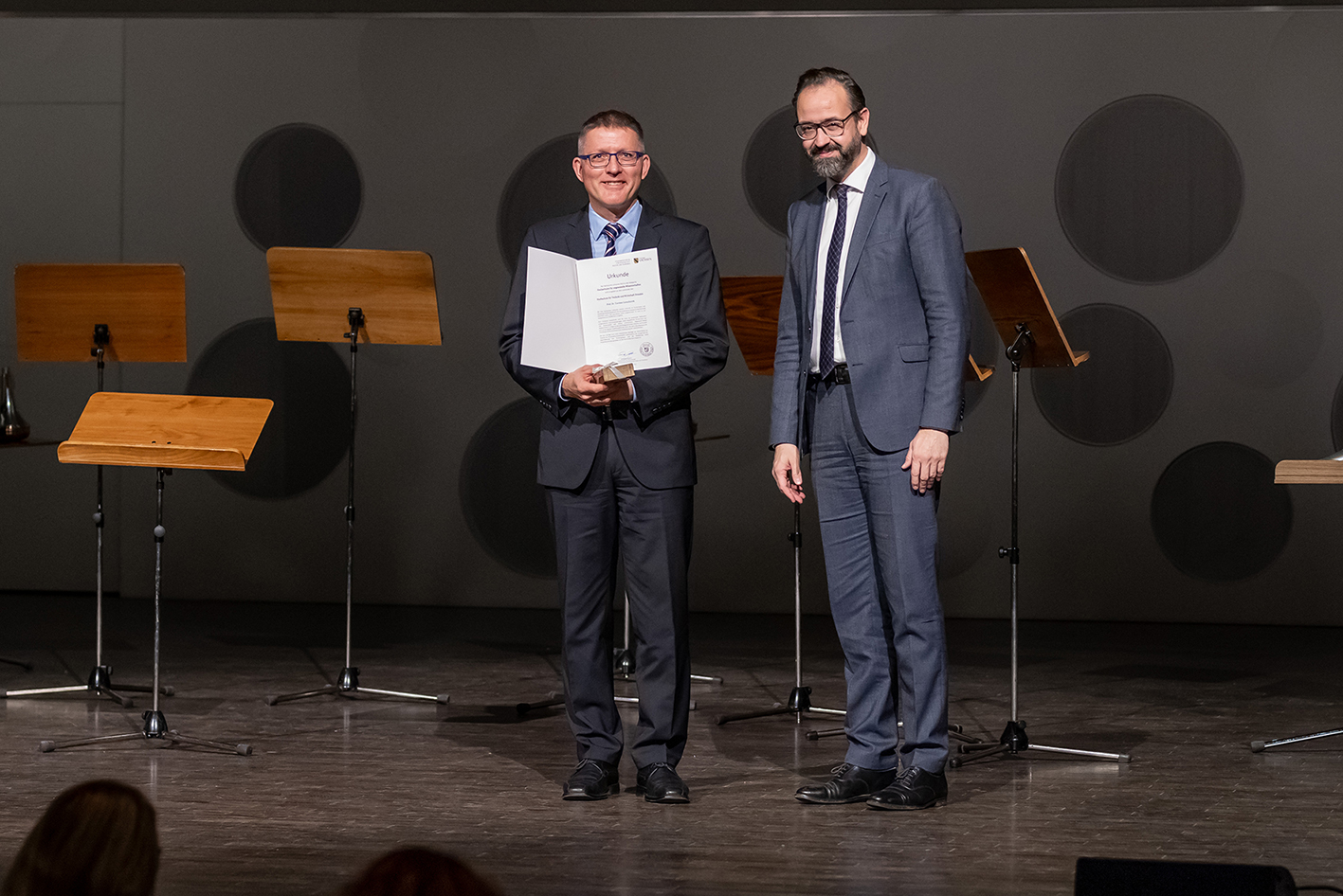 Preisträger des Lehrpreises 2023 Prof. Dr. Torsten Gonschorek mit Wissenschaftsminister Sebastian Gemkow
