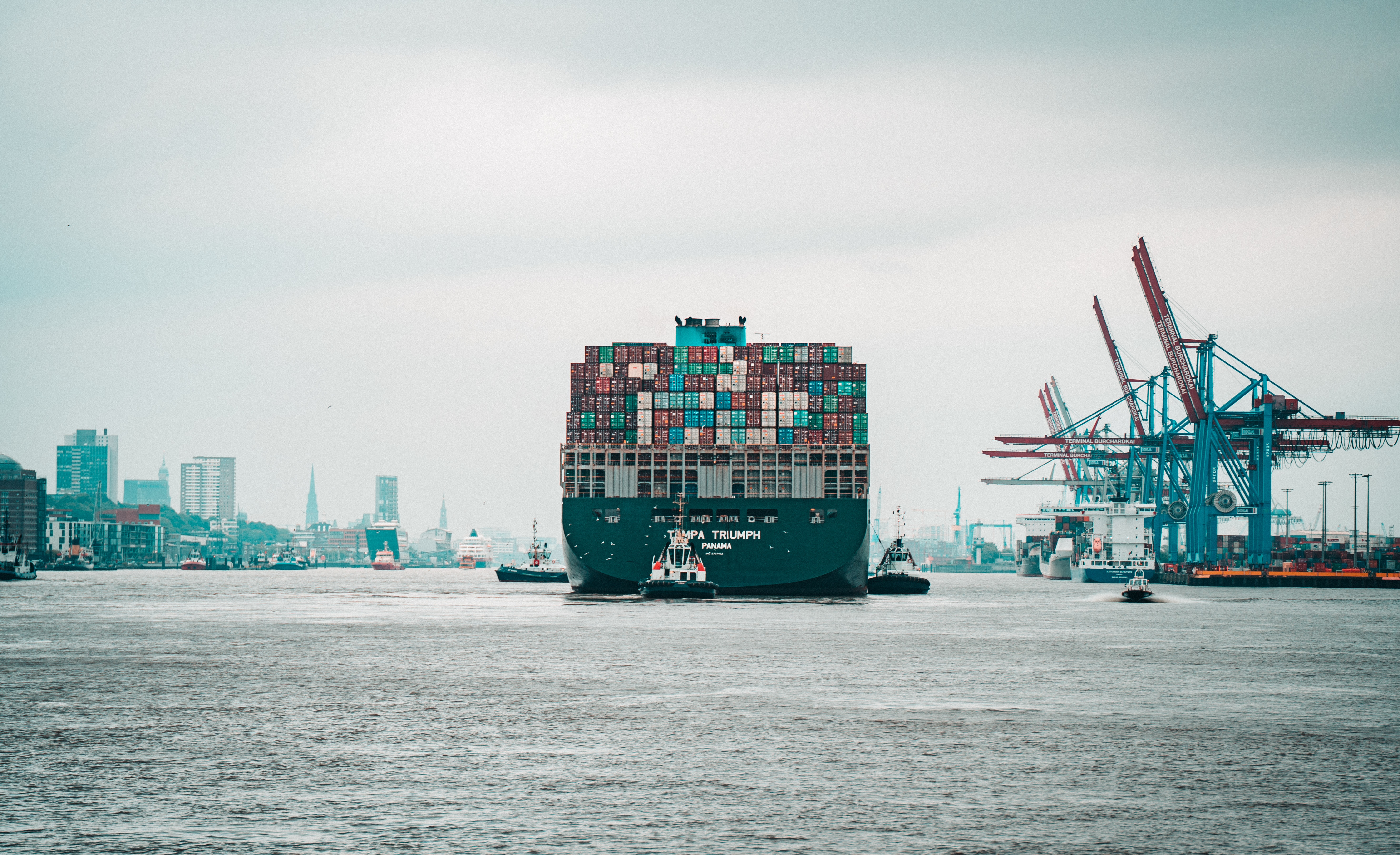 Containerschiff im Hafen