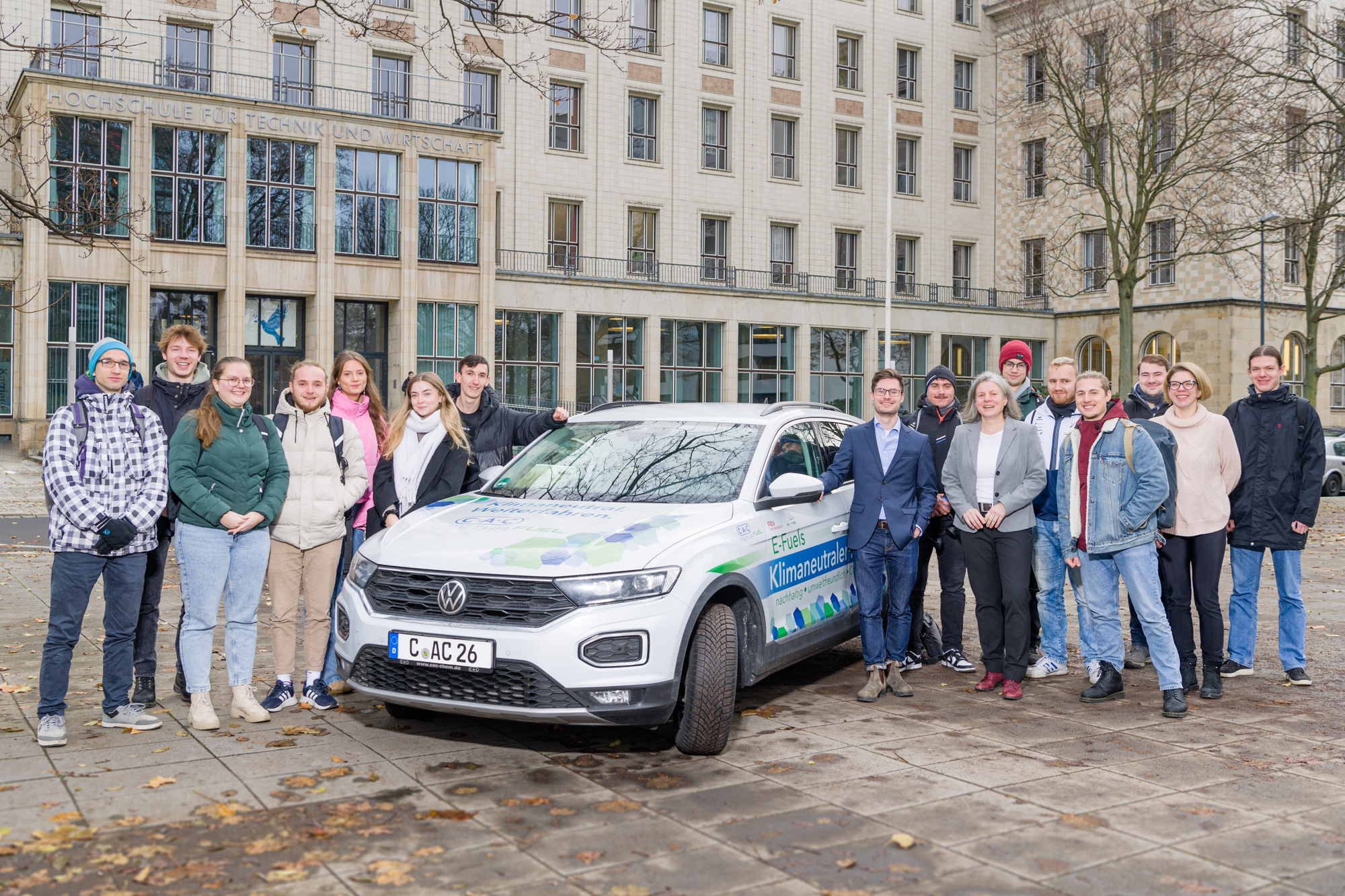 Gruppenbild von Studierenden vor der HTWD