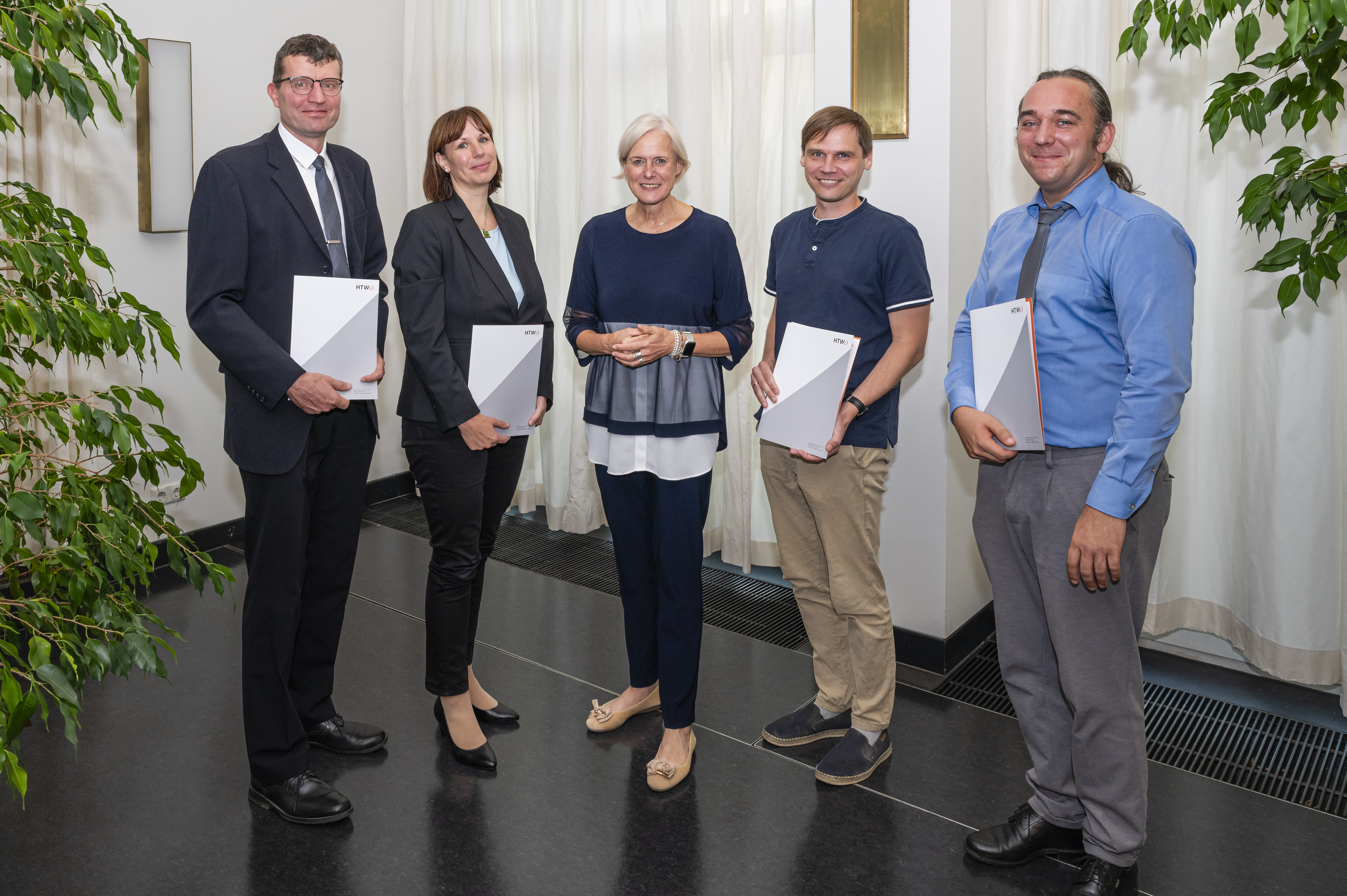 Gruppenbild der neuen Profs mit der Rektorin