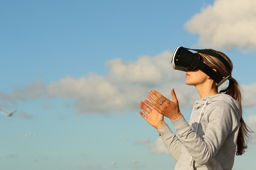 Junge Frau mit VR-Brille