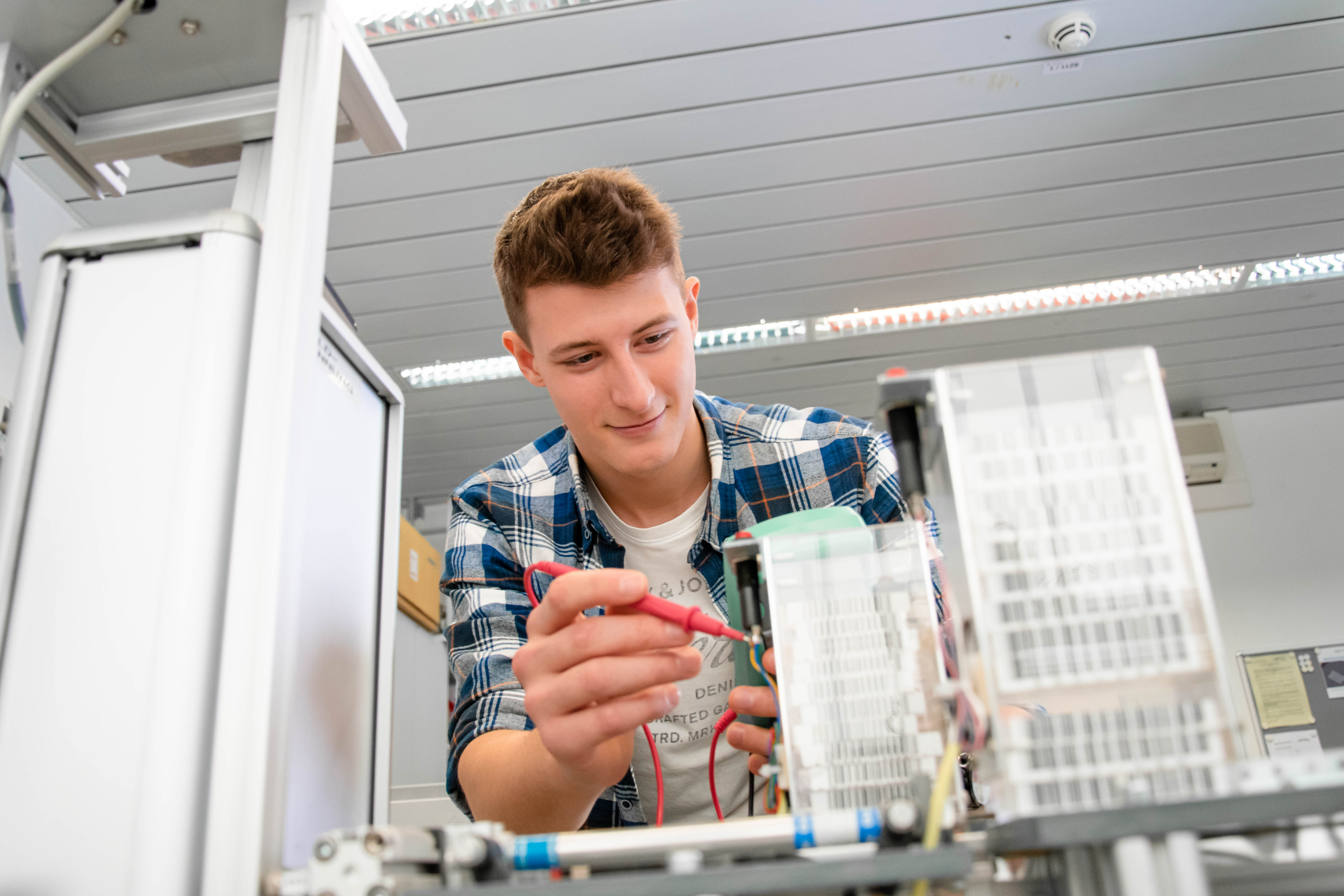 Student arbeitet an einer Robotik-Anwendung