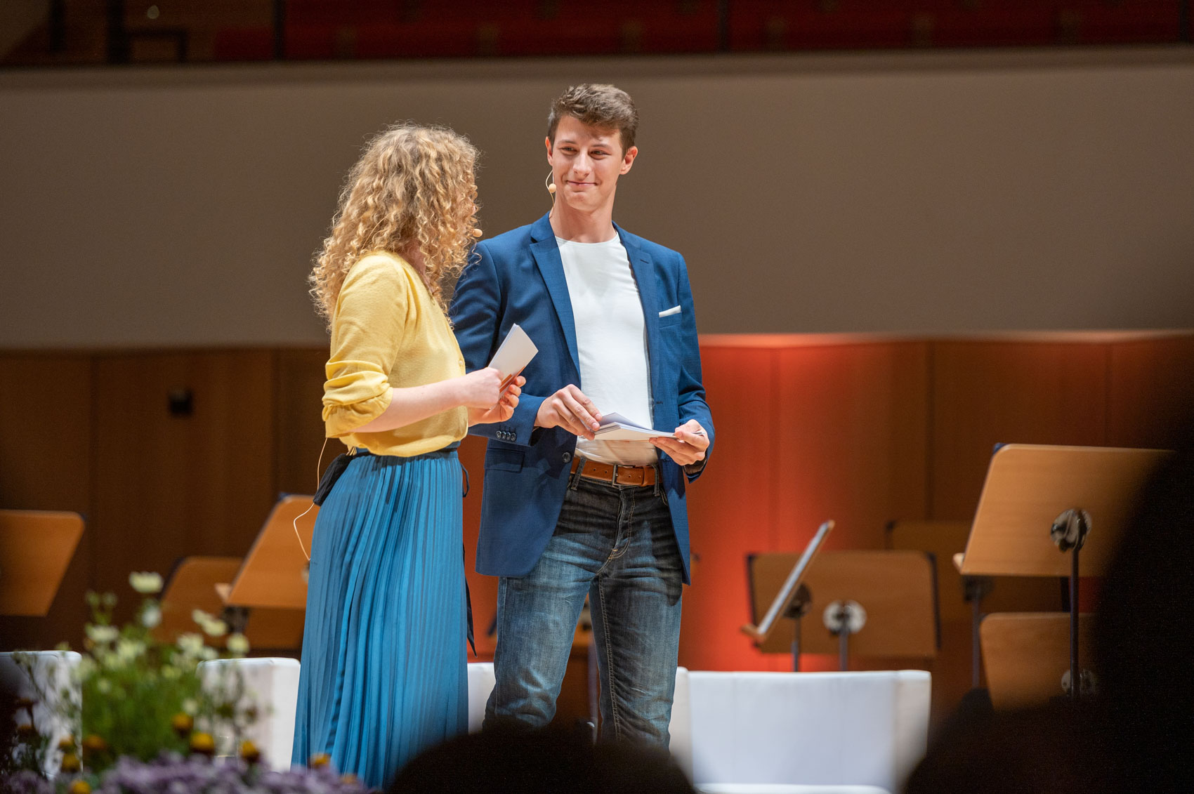 Als Moderator begrüßte Jonas mit seiner Kommilitonin Cora Günther die neuen Studierenden des Jahrgangs 2022.
