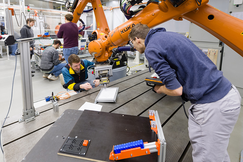 Studierende beim KUKA-Kurs im Kompetenzzentrum Robotik des Studiengangs Produktionstechnik der Fakultät Maschinenbau.