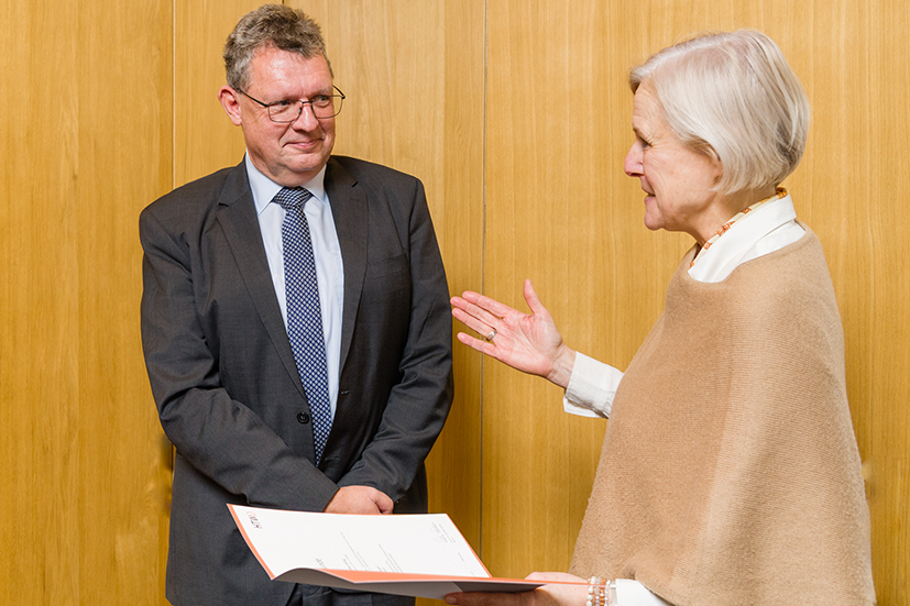 Urkundenübergabe an Prof. Röhlig