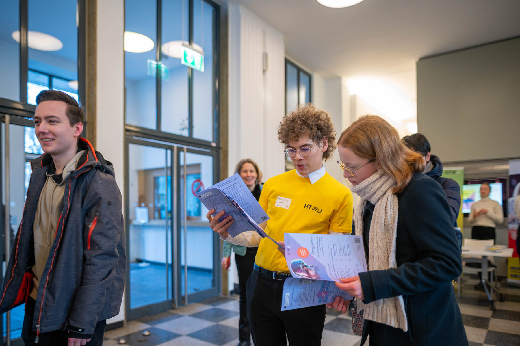 junger Mann zeigt junger Frau den Weg