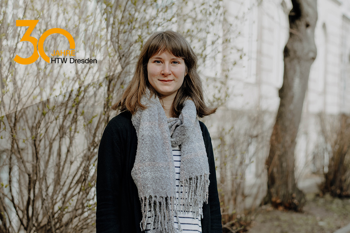 Portrait of Carolin Schaufel in front of the seminar building of the HTW Dresden