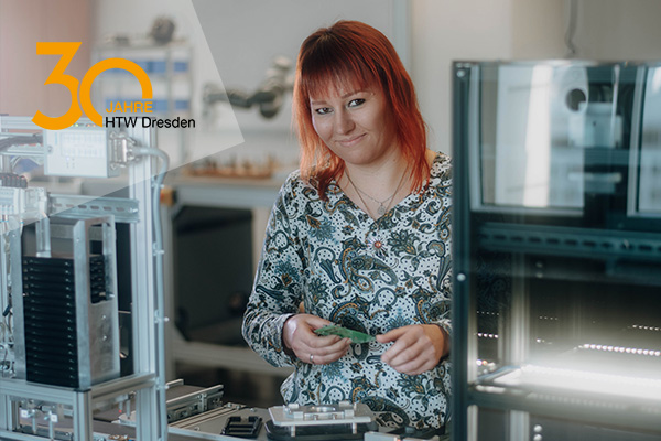 [Translate to English:] Pia Bielitz in der Modellfabrik 4.0