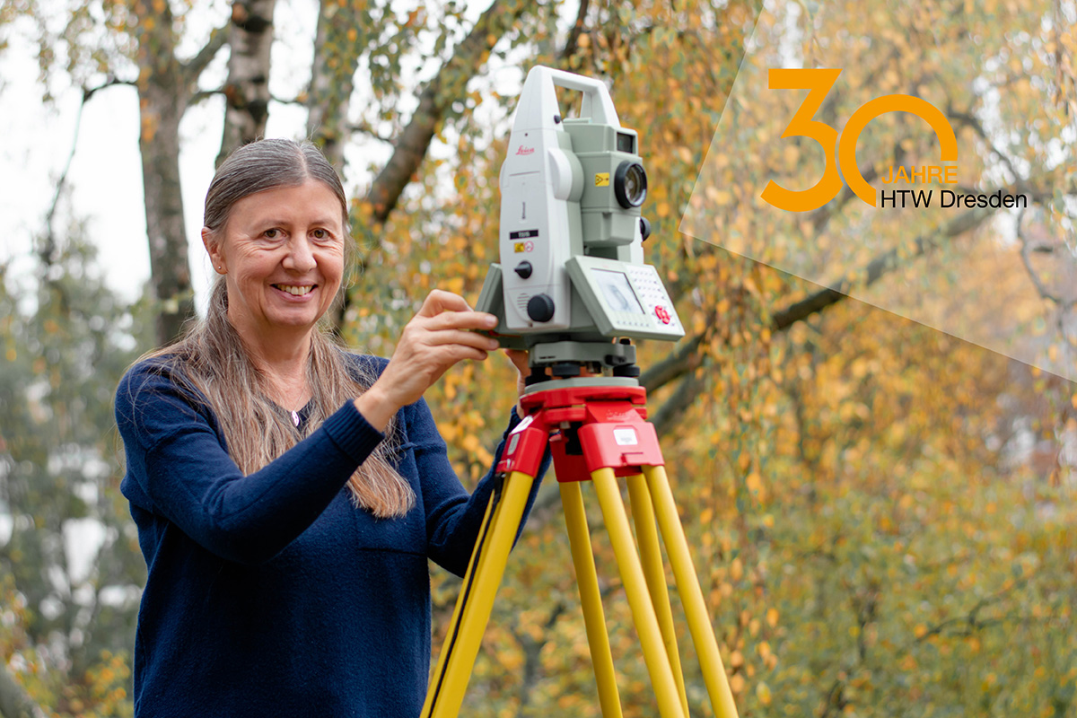 Christiane Richter mit Messgerät draußen vor der Gebäudeteil der Fakultät Geoinformation