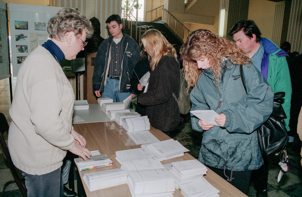 Studieninteressierte zum Tag der offenen Tür im Jahr 1997