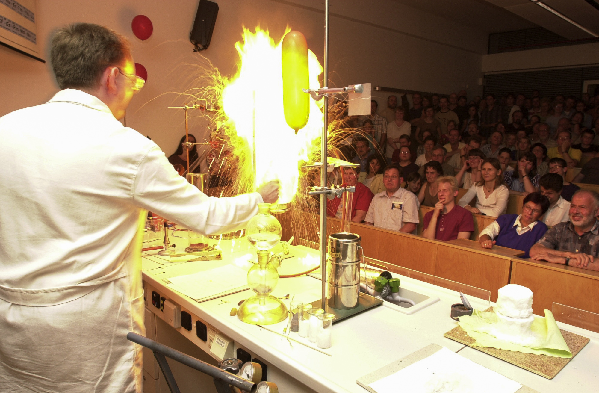 Professor experimentiert bei der Langen Nacht der Wissenschsaften