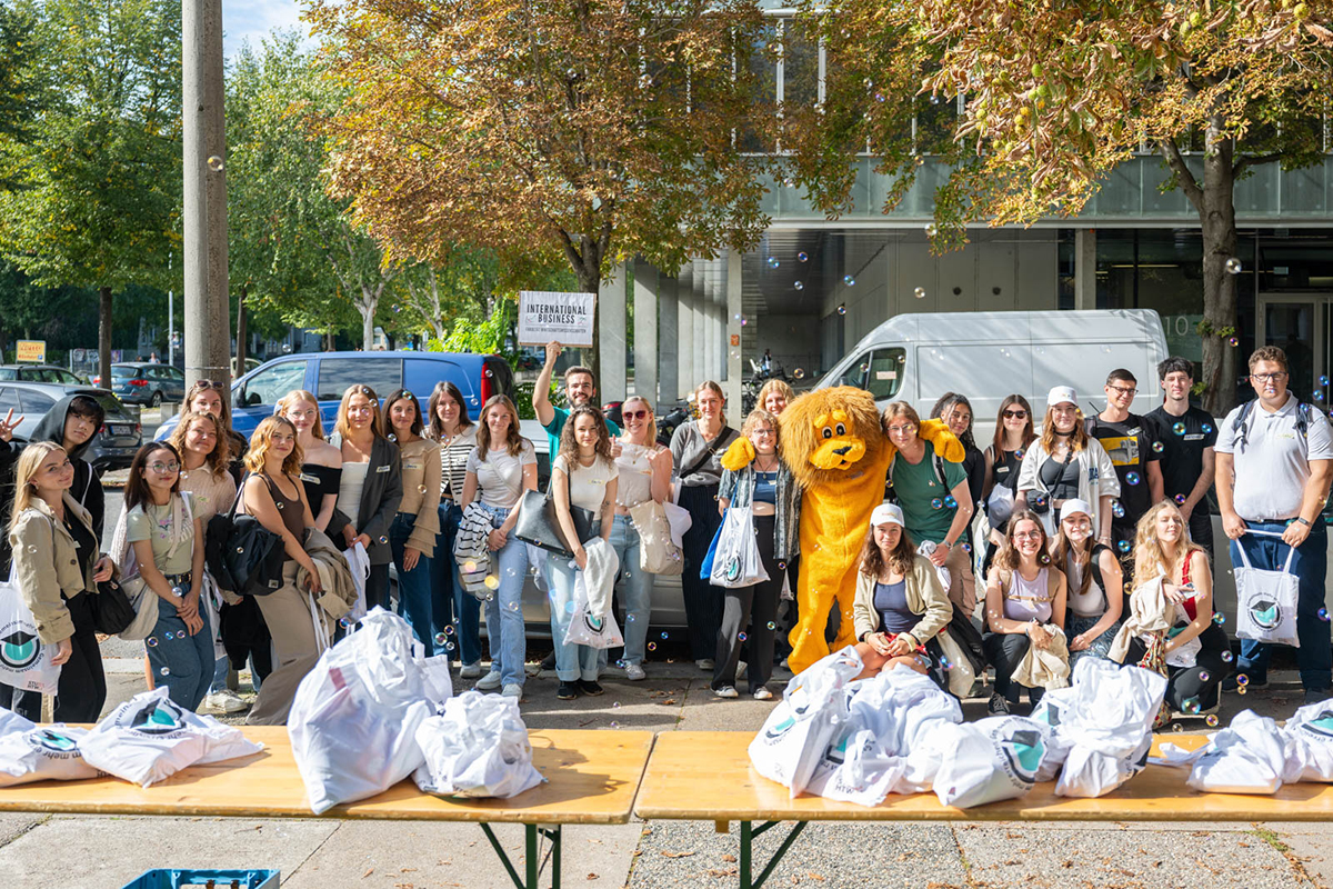 Junge Menschen schauen in die Kamera