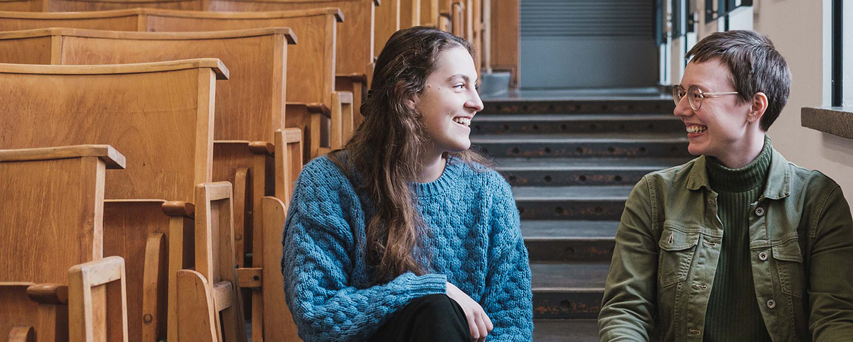 Zwei Frauen im Gespräch