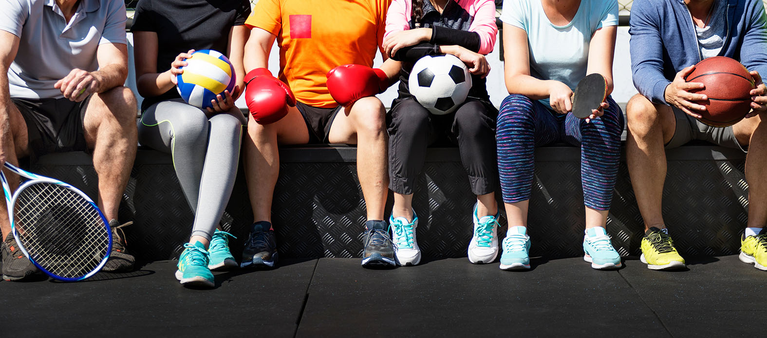 Menschen mit Sportgeräten in der Hand