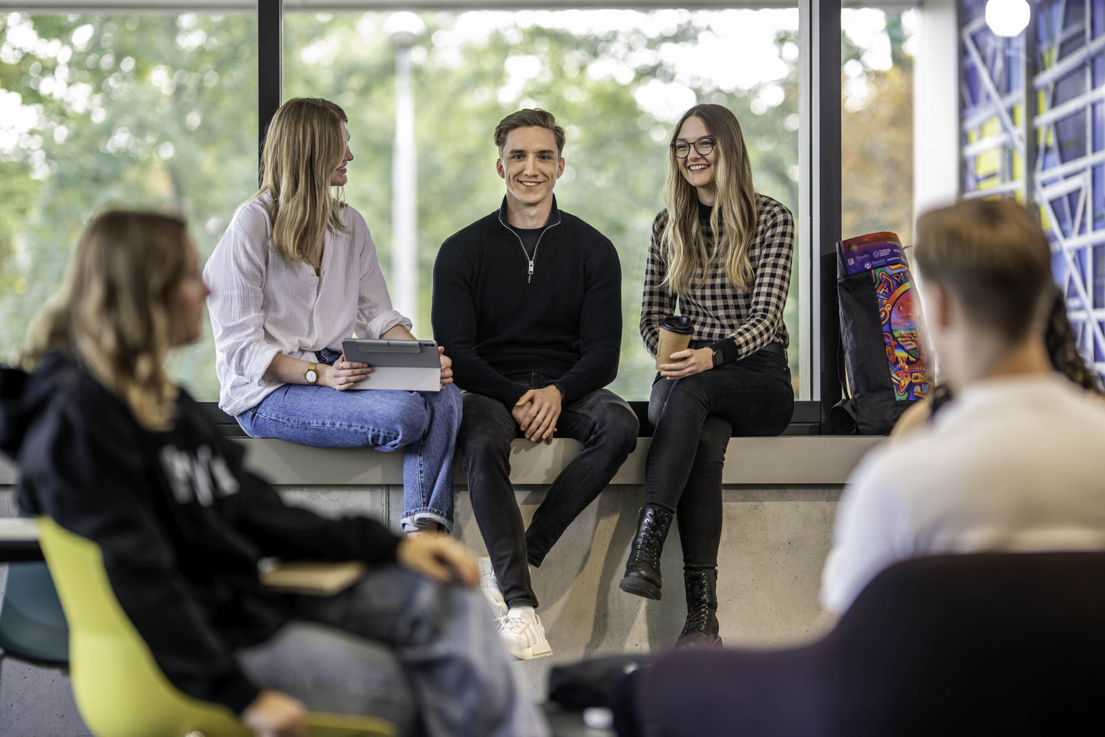 Studierende auf dem HTWD Campus