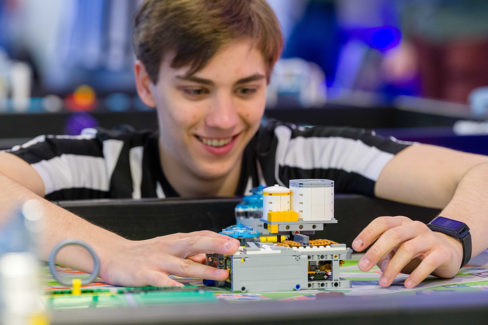Die Technikwoche an der HTW Dresden bietet viele spannende Vorträge und Workshops aus den Ingenieur- und Naturwissenschaften und lädt zum gemeinsamen Tüfteln, Programmieren und Experimentieren ein.