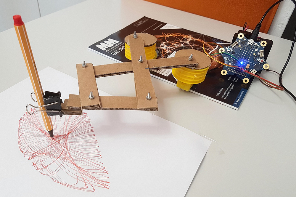 Am 1. März wird an der HTW Dresden ein Lehrmaterialien-Workshop für Lehrerinnen und Lehrer angeboten. Hier kann z.B. das Experiment "Malroboter""getestet werden.